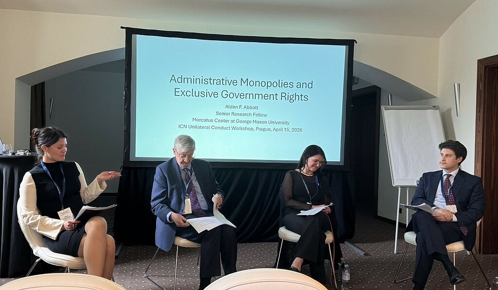 Neža Zupančič (prva z leve) med moderiranjem okrogle mize v Pragi