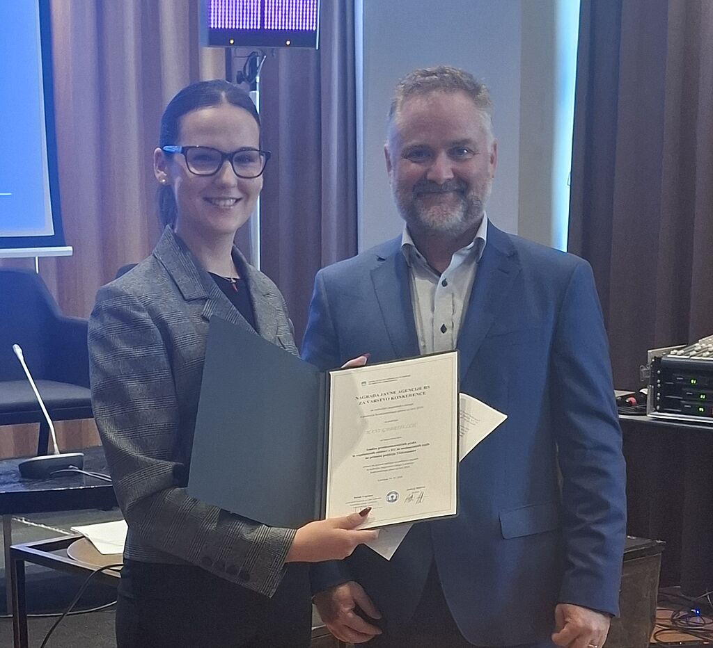 Hana Gabrijelčič, nagrajenka AVK, in Andrej Matvoz, direktor AVK.