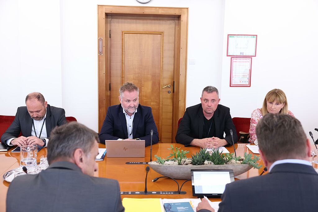 David Vogrinec (prvi z leve) in Andrej Matvoz (drugi z leve) sta danes v državnem zboru poslancem predstavila letno poročilo AVK