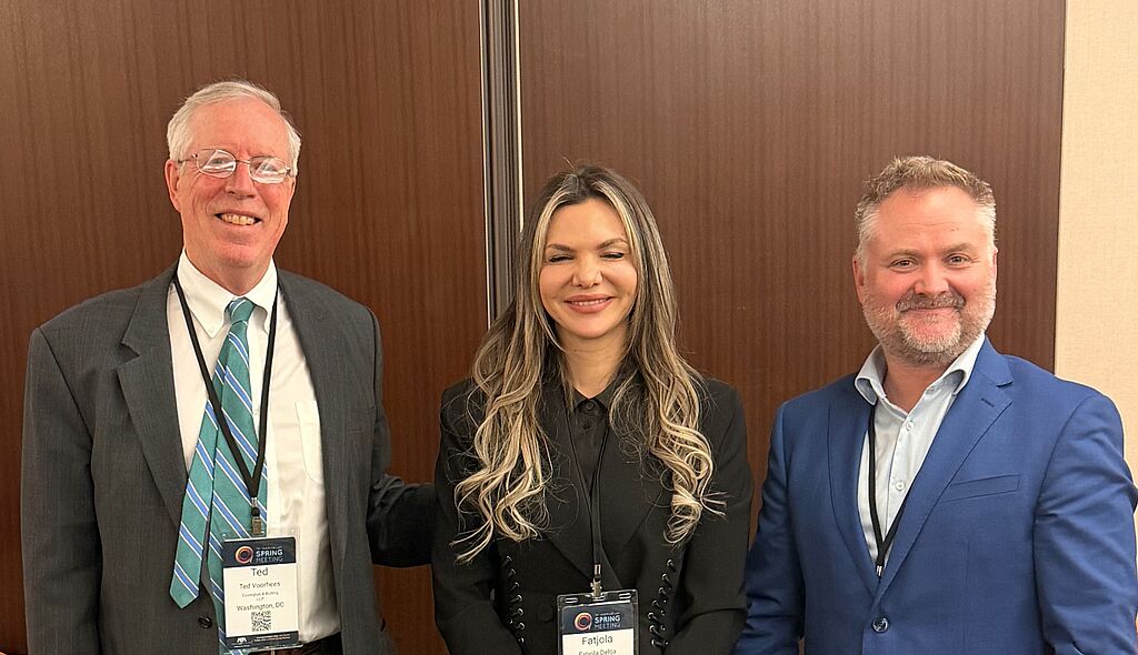 Od leve: moderator pogovora Ted Voorhees, Fatjola Delija in Andrej Matvoz.