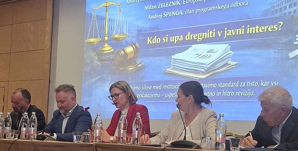 Andrej Matvoz (drugi z leve) na posvetu o javnih naročilih v Portorožu