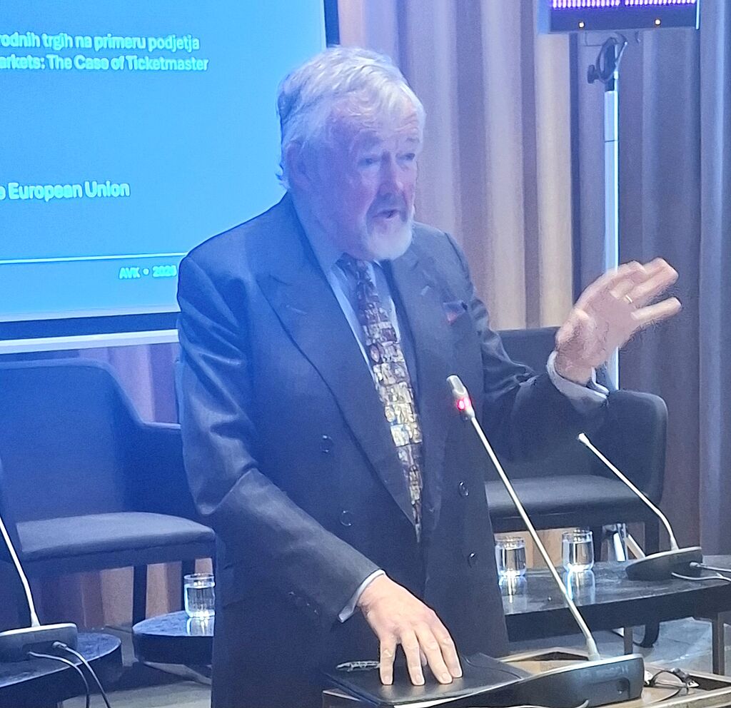 Ian Forrester med govorom